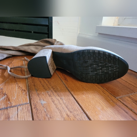 Brand new beige over the knee boots size 24/US 7 - Picture 2 of 2